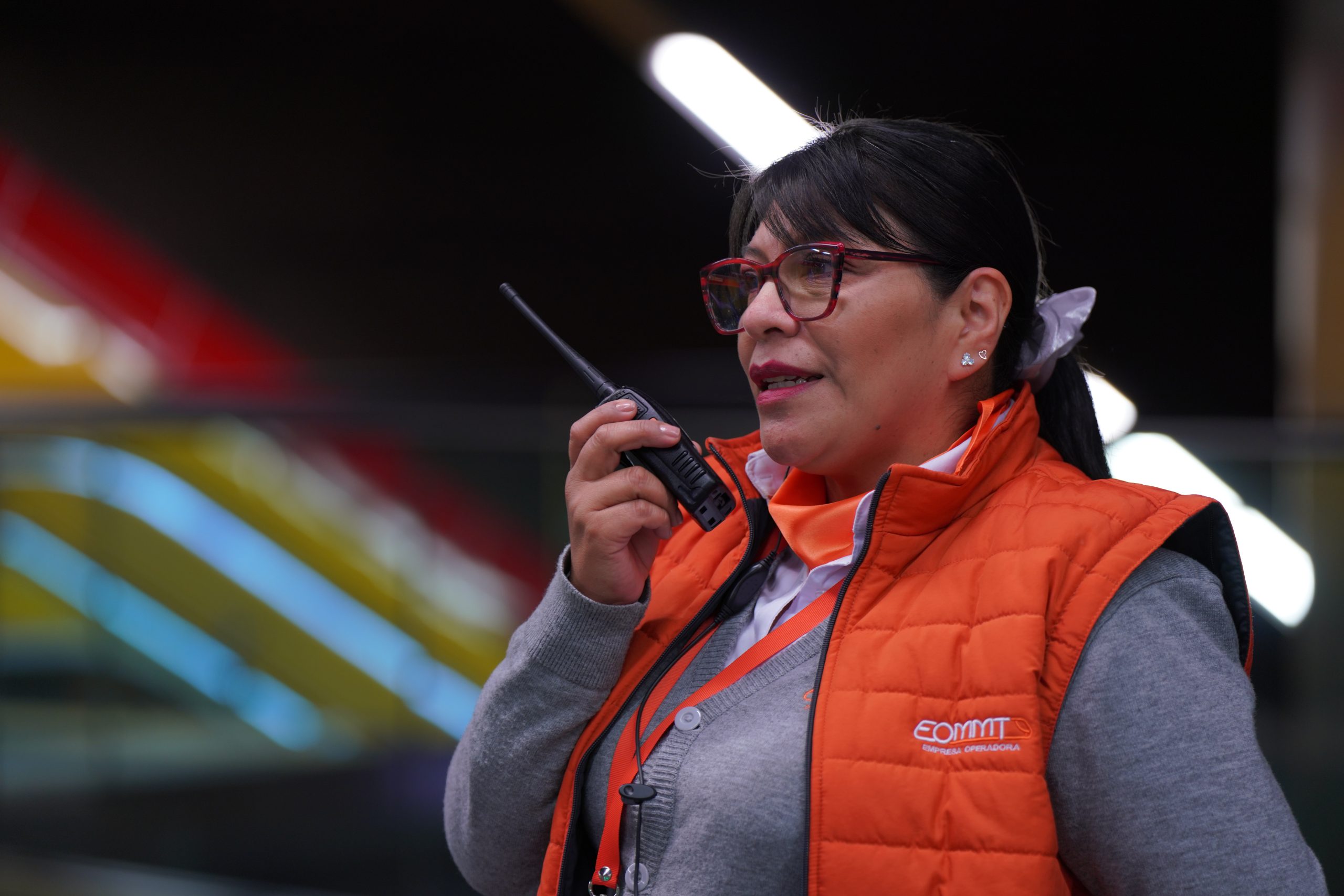 Personal operativo asiste a presunta víctima en estación
